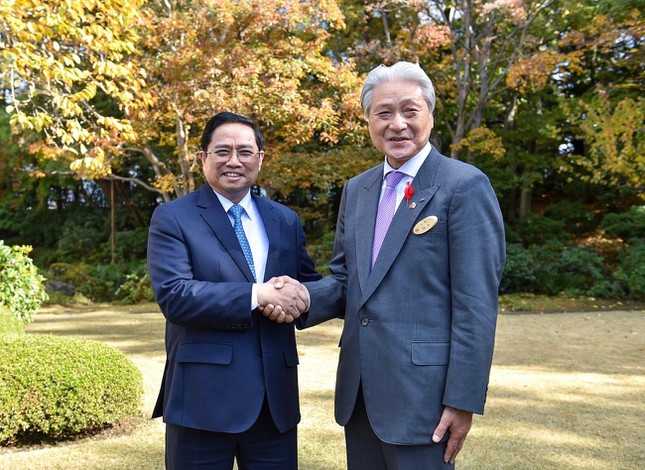 Thủ tướng và Thống đốc tỉnh Tochigi. Ảnh Nhật Minh
