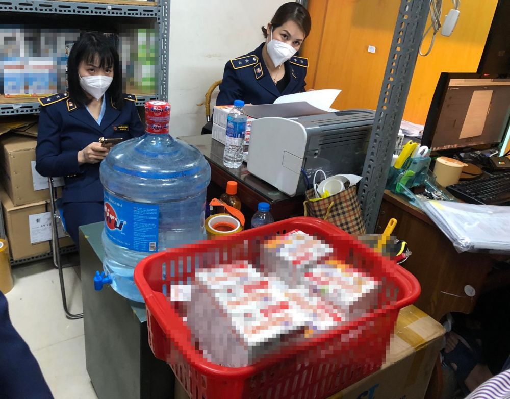 Đội quản lý thị trường làm việc và thu giữ sản phẩm nghi là hàng nhái tại Trung tâm phân phối dược phẩm và TTBYT Hapu.