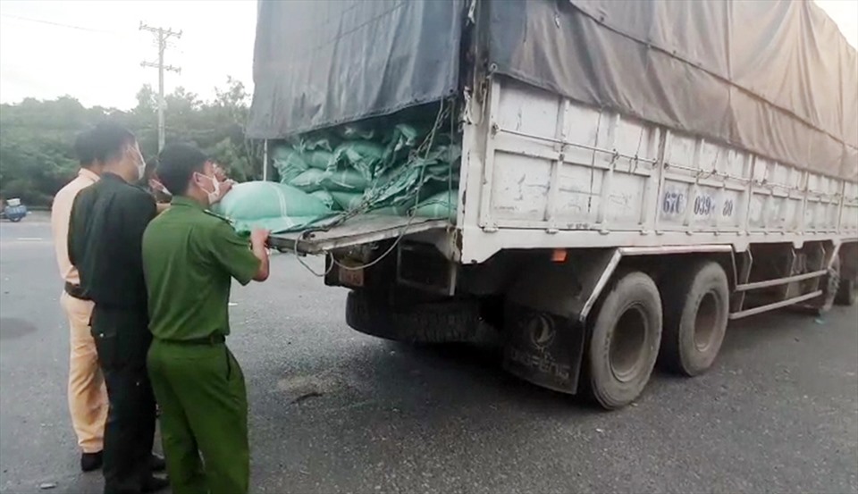 Lực lượng chống buôn lậu tỉnh An Giang phát hiện, bắt giữ 2 ôtô tải chở 42 tấn hạt cà phê không rõ nguồn gốc. Ảnh: VT