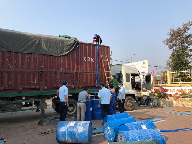 Các lực lượng chức năng CKQT Lao Bảo phát hiện, bắt giữ buôn lậu xăng, dầu qua cửa khẩu