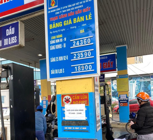 Niêm yết giá và thời gian bán hàng tại cây xăng bị phản ánh đóng cửa không bán hàng. Ảnh: Cục QLTT Hà Nội cung cấp