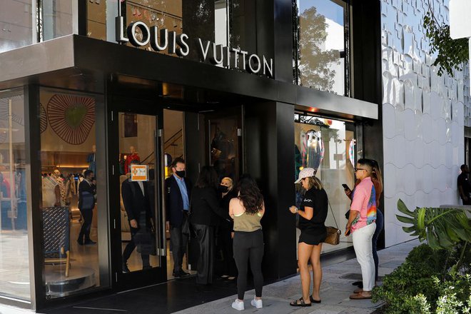 Việc tăng giá sẽ ảnh hưởng đến các cửa hàng của Louis Vuitton trên toàn thế giới. Ảnh: Reuters.
