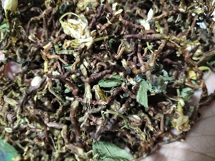 Các loại trà thảo mộc được giới thiệu làm từ các loại hoa, lá, rễ cây... Ảnh: Thanh Tùng.