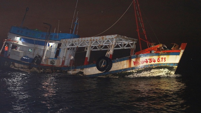 Cảnh sát biển kiểm tra phát hiện tàu cá KG 94337 chở dầu lậu trong khoang tàu.