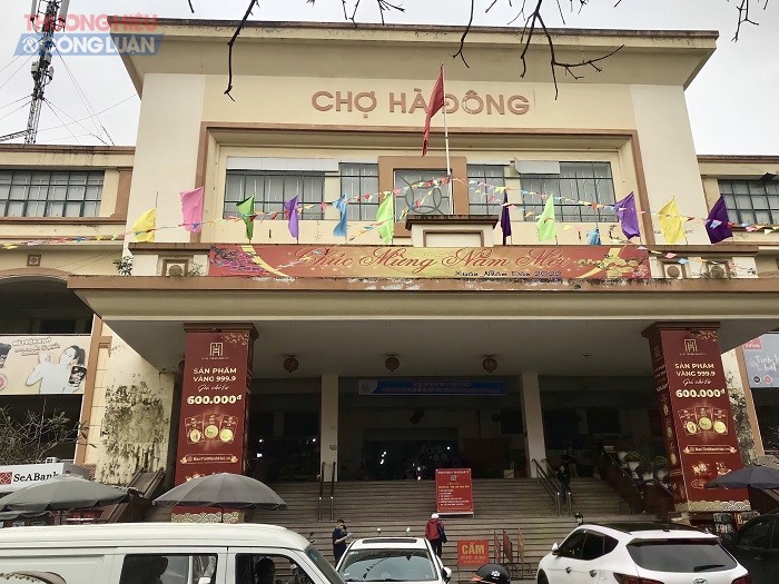 : Chợ Hà Đông được xem là một trong những nơi có nhịp độ mua bán lớn nhất quận Hà Đông, thành phố Hà Nội