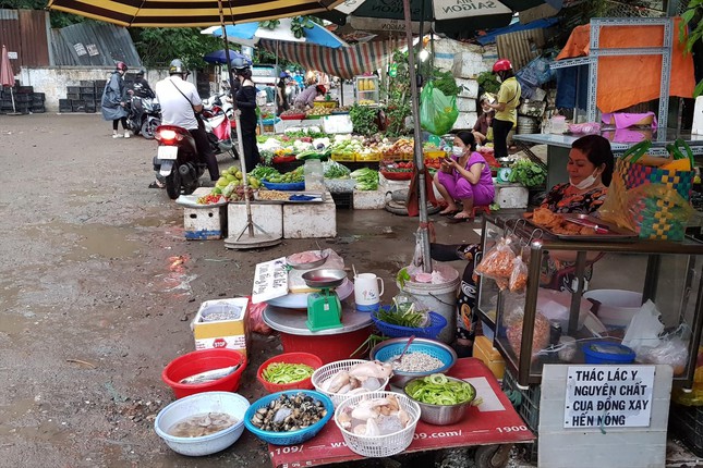 Một điểm chợ tự phát trên đường Tạ Quang Bửu, quận 8 Ảnh: Vân Sơn