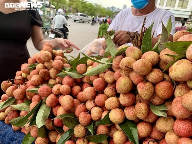 Vải đầu mùa ngọt thanh pha chút chua