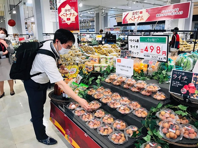 Quả vải Việt Nam trên kệ hàng siêu thị Nhật Bản. Ảnh: Thương vụ Việt Nam tại Nhật Bản.