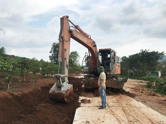 Các đơn vị thi công đang hoàn thiện đường giao thông nội đồng ra khu sản xuất cà phê tại xã Đak Krong (huyện Đak Đoa). Ảnh: Nguyễn Hồng