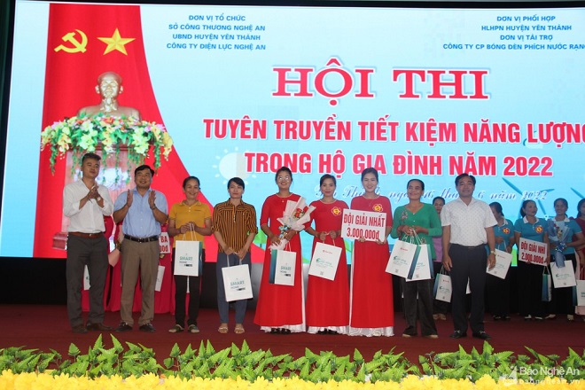 Ban Tổ chức trao giải Nhất cho đội thi xã Xuân Thành (Yên Thành). Ảnh: Văn Trường