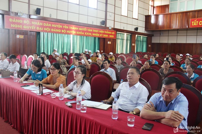 Các đại biểu tham gia Hội thi tuyên truyền tiết kiệm năng lượng trong hộ gia đình tại huyện Yên Thành. Ảnh: Văn Trường