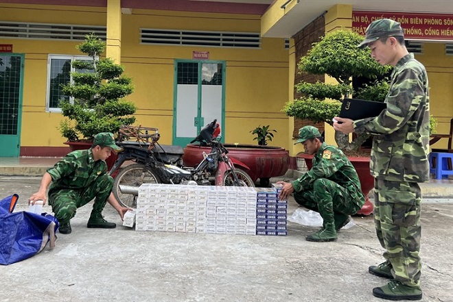 Cán bộ, chiến sĩ Đồn Biên phòng Sông Trăng kiểm đếm tang vật thu giữ. Ảnh: Thanh Mai