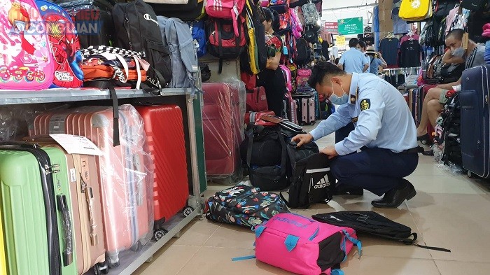 Lực lượng QLTT tạm giữ một số hàng hóa giả nhãn hiệu tại chợ Hà Đông