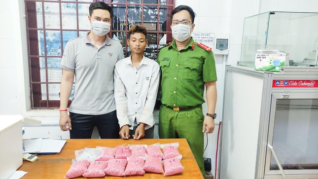 Đối tượng Xi Bun (giữa) cùng 66.000 viên ma túy tổng hợp bị bắt giữ. Ảnh: T.K