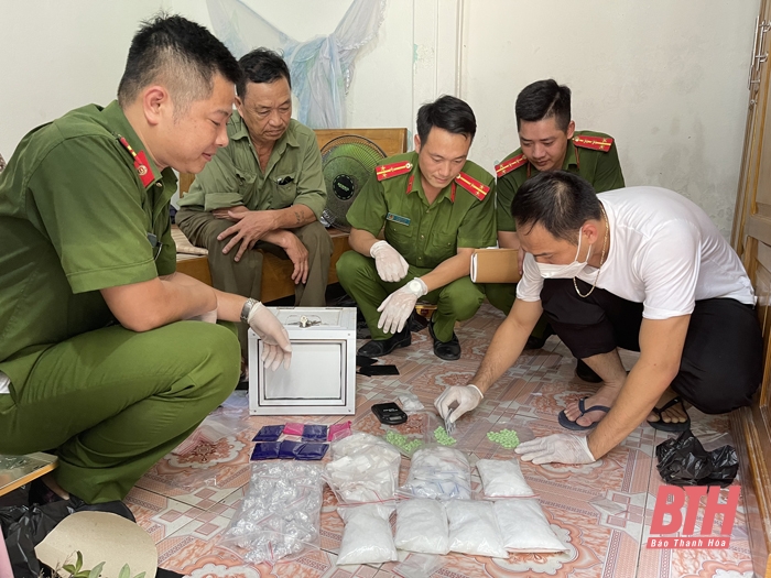 Lực lượng Công an kiểm tra số ma túy thu giữ.