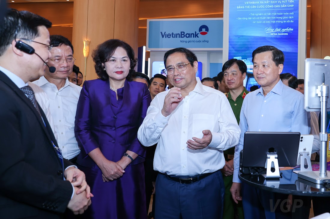 Thủ tướng Phạm Minh Chính trao đổi với các đại biểu tham dự sự kiện.