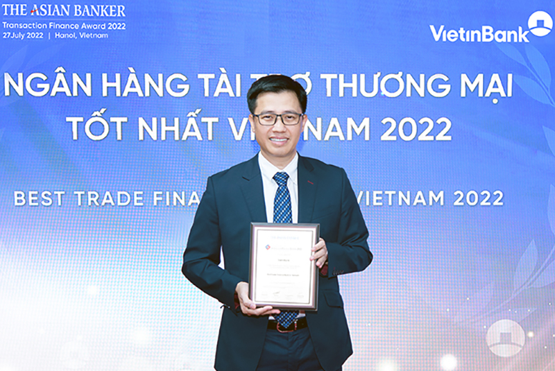 Ông Trần Hoài Nam - Phó Giám đốc Khối KHDN kiêm Giám đốc Trung tâm Phát triển Giải pháp tài chính khách hàng đại diện VietinBank nhận Giải thưởng.