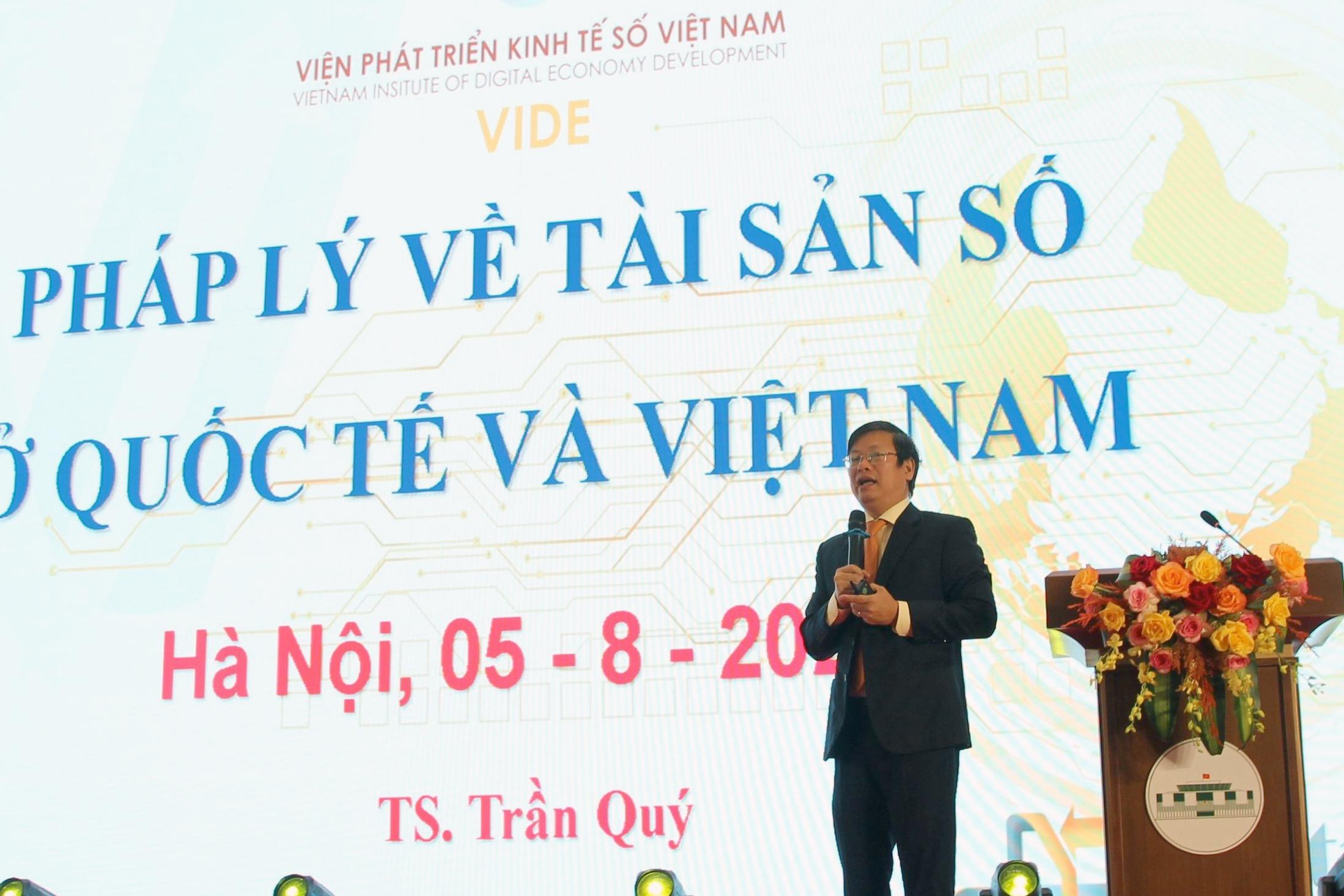 Tiến sĩ Trần Quý, Viện trưởng Viện phát triển kinh tế số Việt Nam, trình bày tham luận với đề tài “Pháp lý về tài sản số ở quốc tế và Việt Nam”.