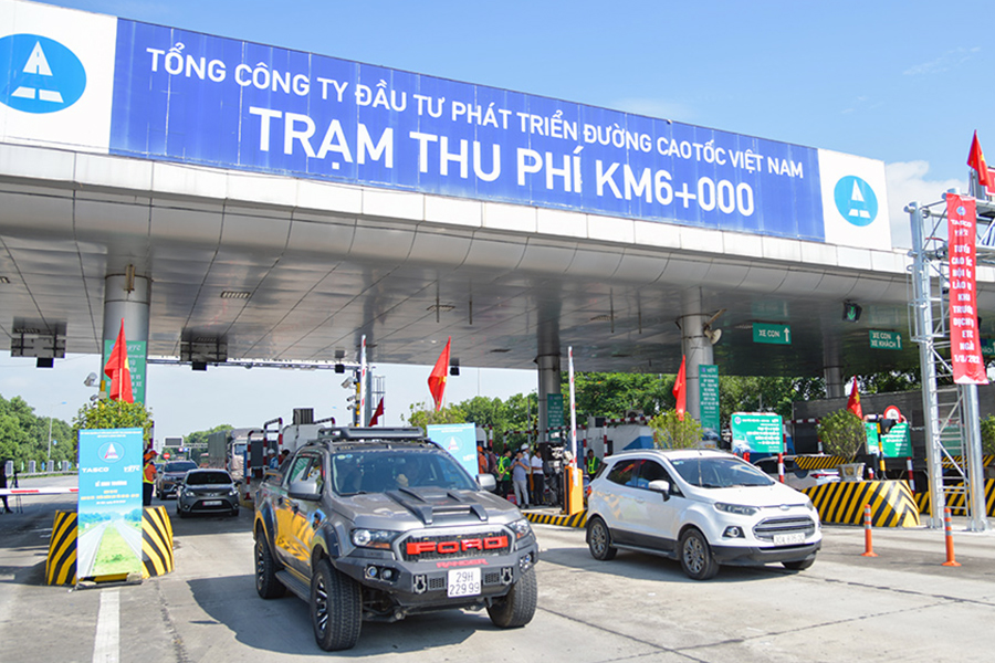 Phương tiện lưu thông qua làn thu phí tự động không dừng tại Trạm thu phí KM6+000 trên tuyến cao tốc Nội Bài - Lào Cai.