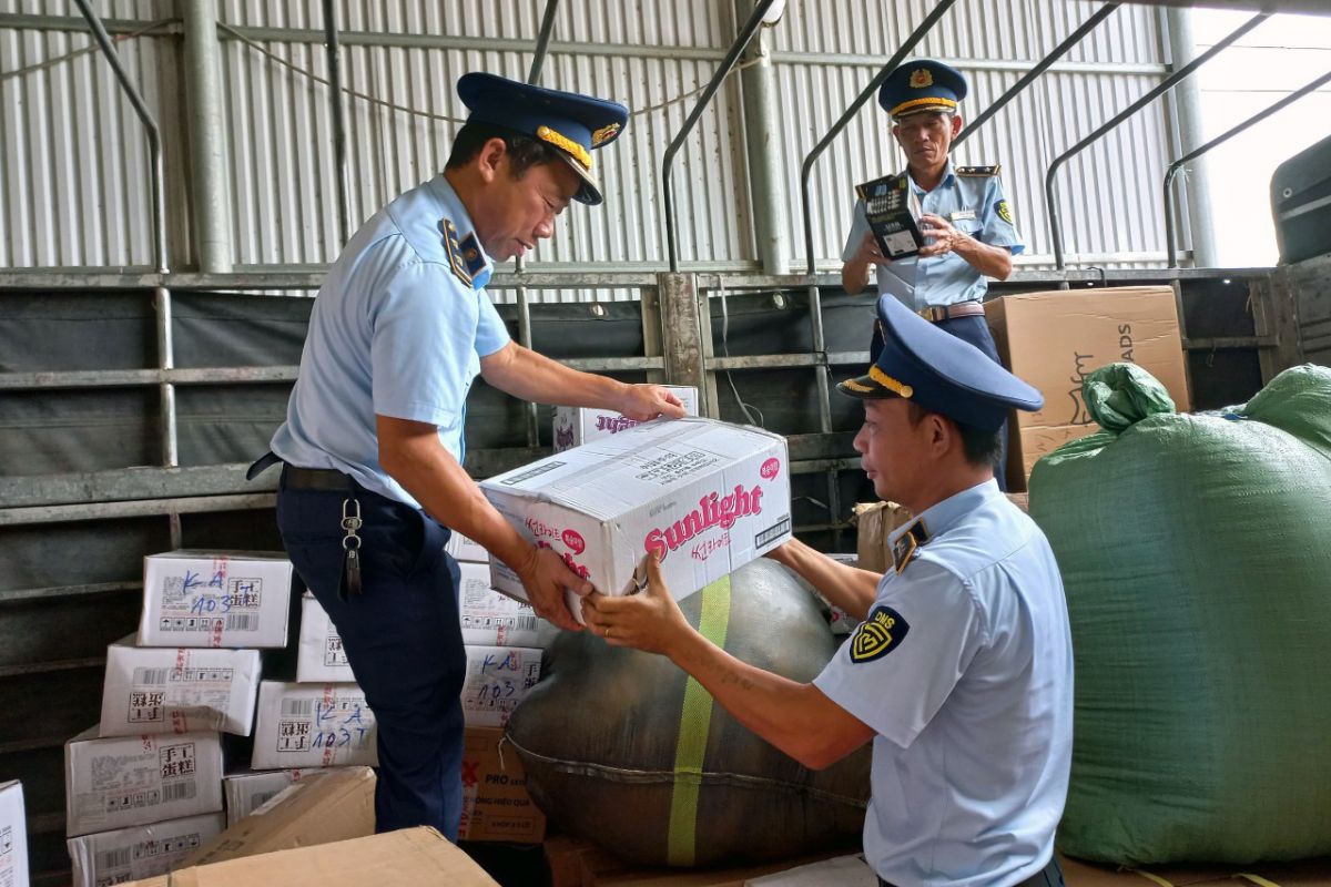 Lực lượng QLTT Quảng Trị kiểm tra số hàng hóa vi phạm.