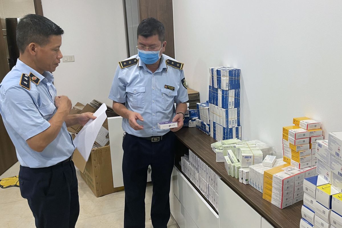Lực lượng chức năng Hà Nội kiểm tra kho thuốc bất hợp pháp tại căn hộ chung cư cao cấp.