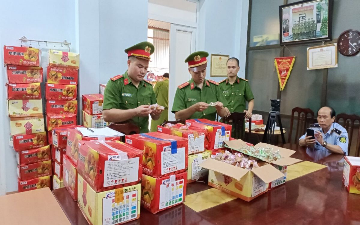 Lực lượng chức năng kiểm tra hàng hóa vi phạm của Nguyễn Văn Hào.