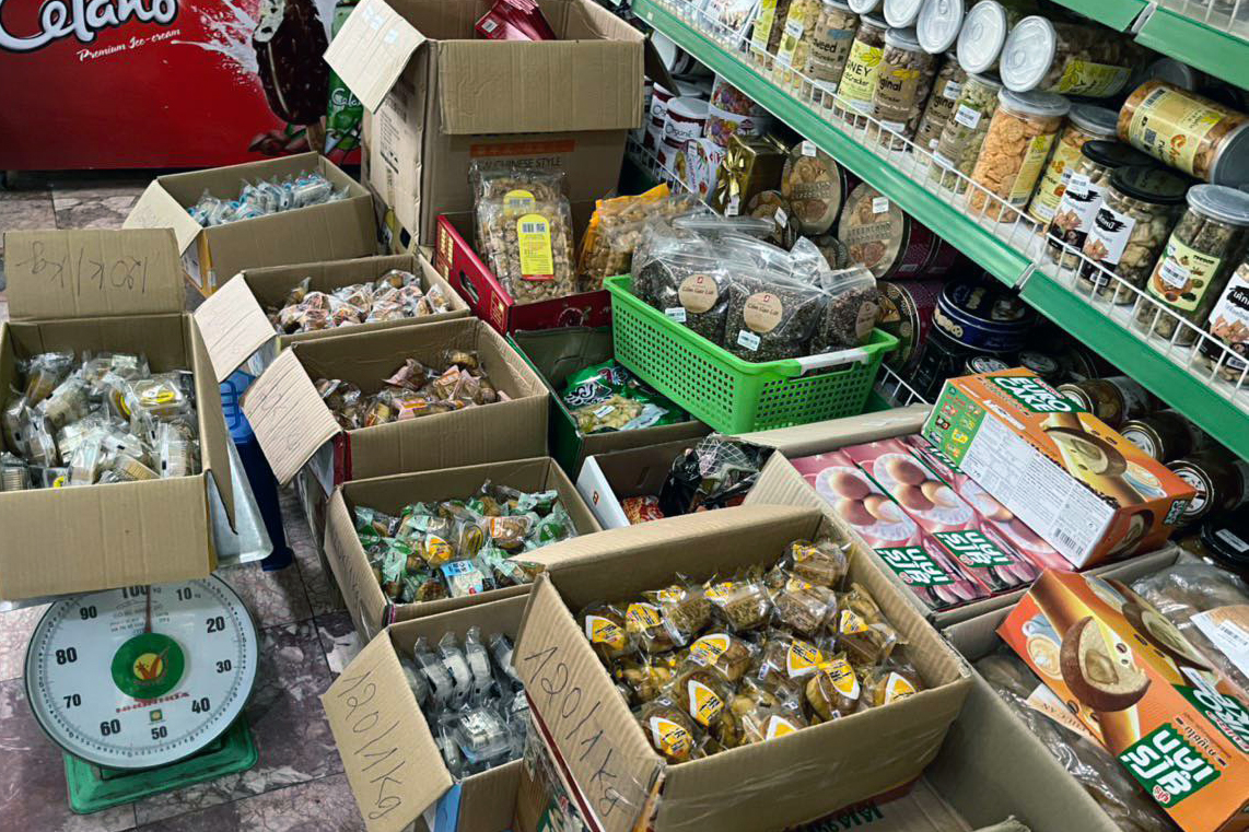 Nhiều bánh kẹo không rõ nguồn gốc, xuất xứ được phát hiện tại tiệm tạp hóa.