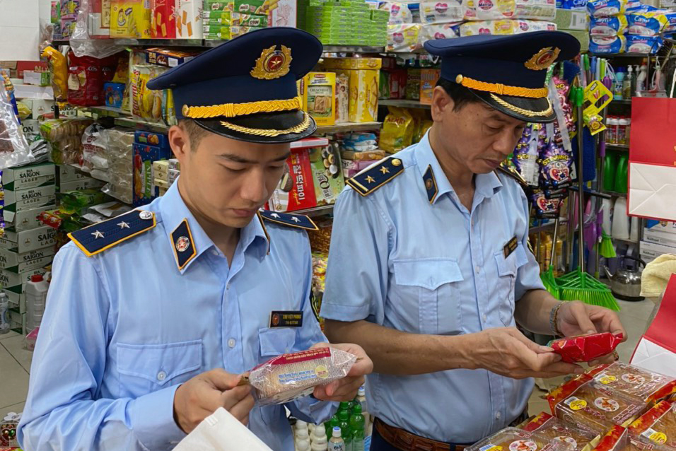 Lực lượng QLTT tỉnh Bắc Ninh kiểm tra số bánh Trung thu không rõ nguồn gốc, xuất xứ.