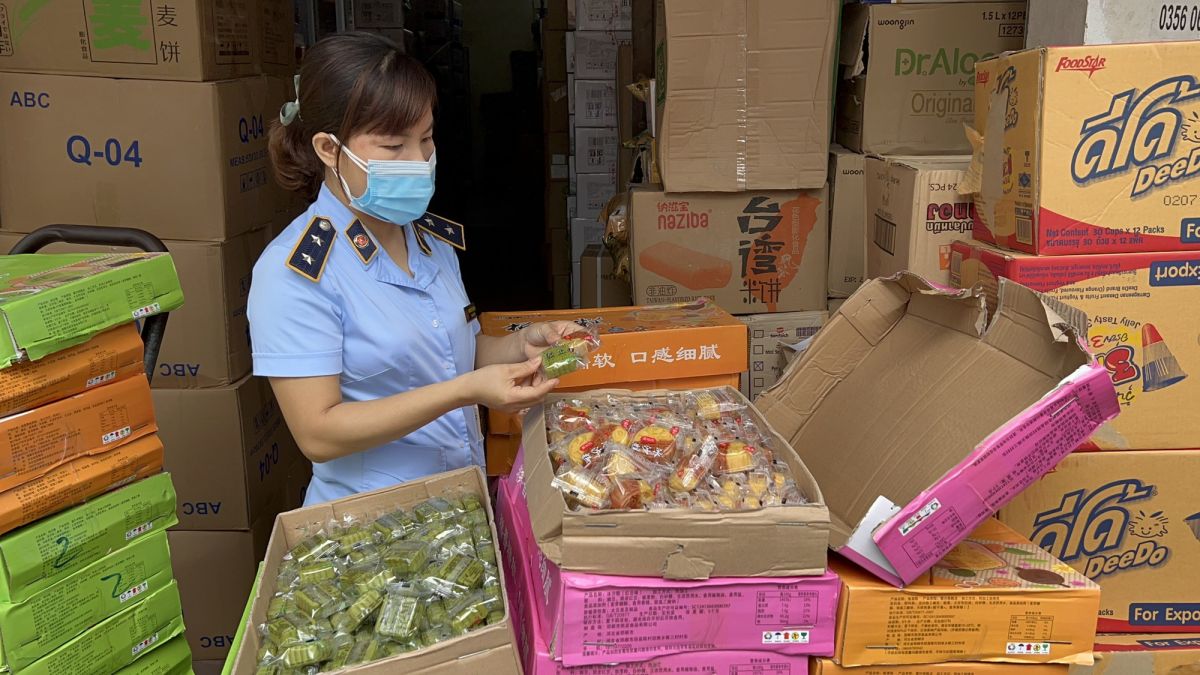 Lực lượng QLTT thành phố Hà Nội kiểm tra số bánh Trung thu nhập lậu.