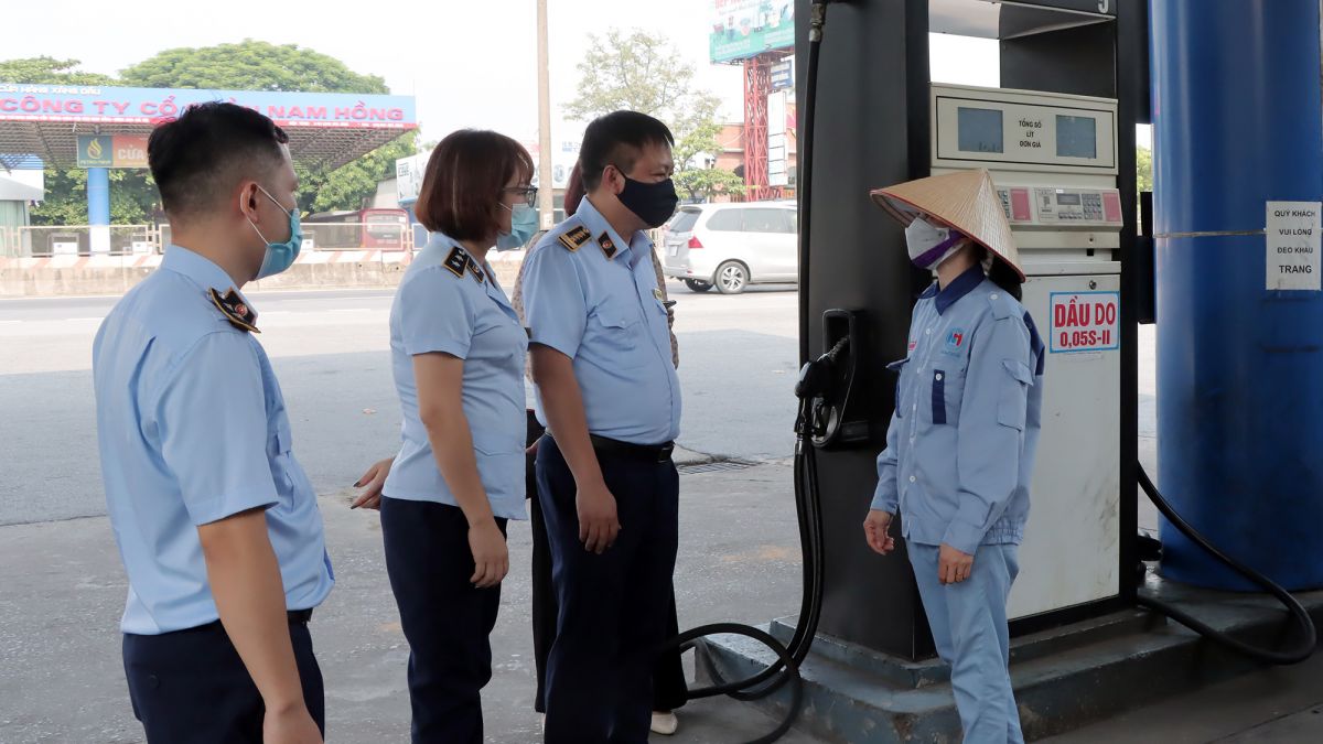 Phó Tổng cục trưởng Tổng cục QLTT Hoàng Ánh Dương giám sát tình hình hoạt động kinh doanh xăng dầu tại CHXD dầu số 2 của Công ty cổ phần Nam Hồng.