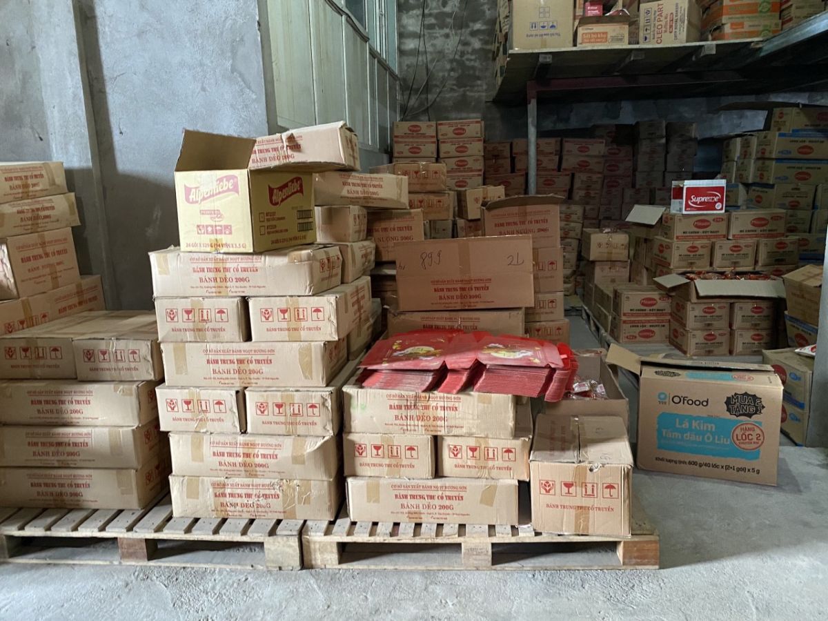 Cơ quan Công an phát hiện và thu giữ 2.500 chiếc bánh trung thu không rõ nguồn gốc, xuất xứ tại kho hàng ở huyện Diễn Châu.