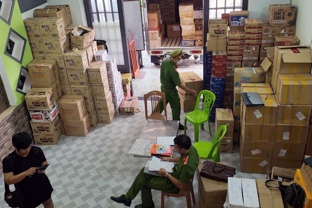 Lực lượng Cảnh sát Kinh tế - Công an Quận Liên Chiểu kiểm tra hàng hóa tại Công ty Minh Bảo.
