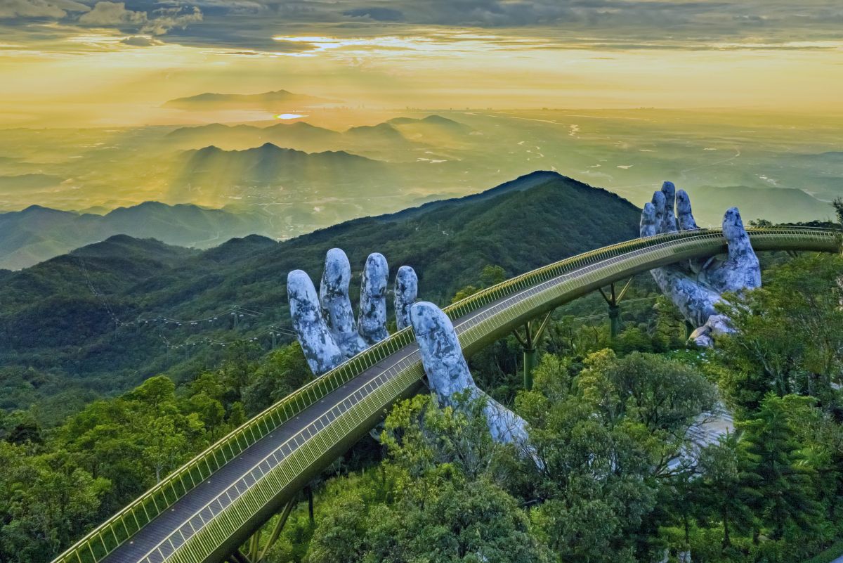 Cầu Vàng - cây cầu nổi tiếng được truyền thông thế giới ngợi ca và du khách khắp nơi tìm về.
