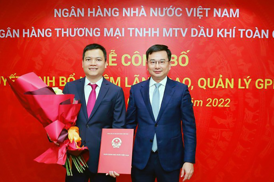 Ông Phạm Thanh Hà - Ủy viên Ban cán sự Đảng, Phó Thống đốc NHNN trao hoa và Quyết định cho ông Phạm Huy Thông - Chủ tịch HĐTV.