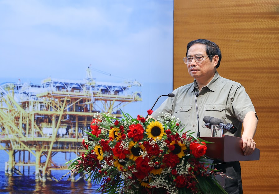 Thủ tướng nhấn mạnh mục tiêu và nhiệm vụ quan trọng nhất của PVN là không để thiếu năng lượng, nhất là xăng dầu.
