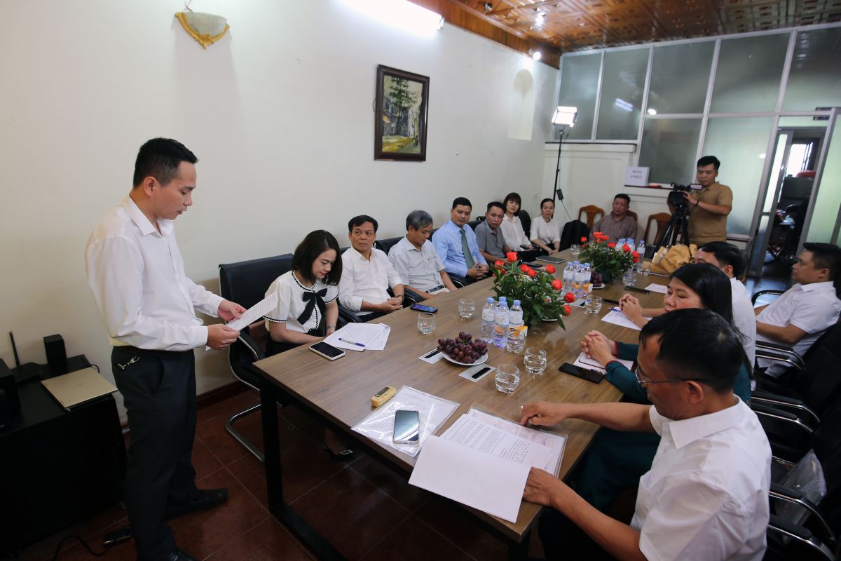 Đảng viên mới Phan Văn Chinh đọc lời tuyên thệ khi được đứng trong hàng ngũ của Đảng.