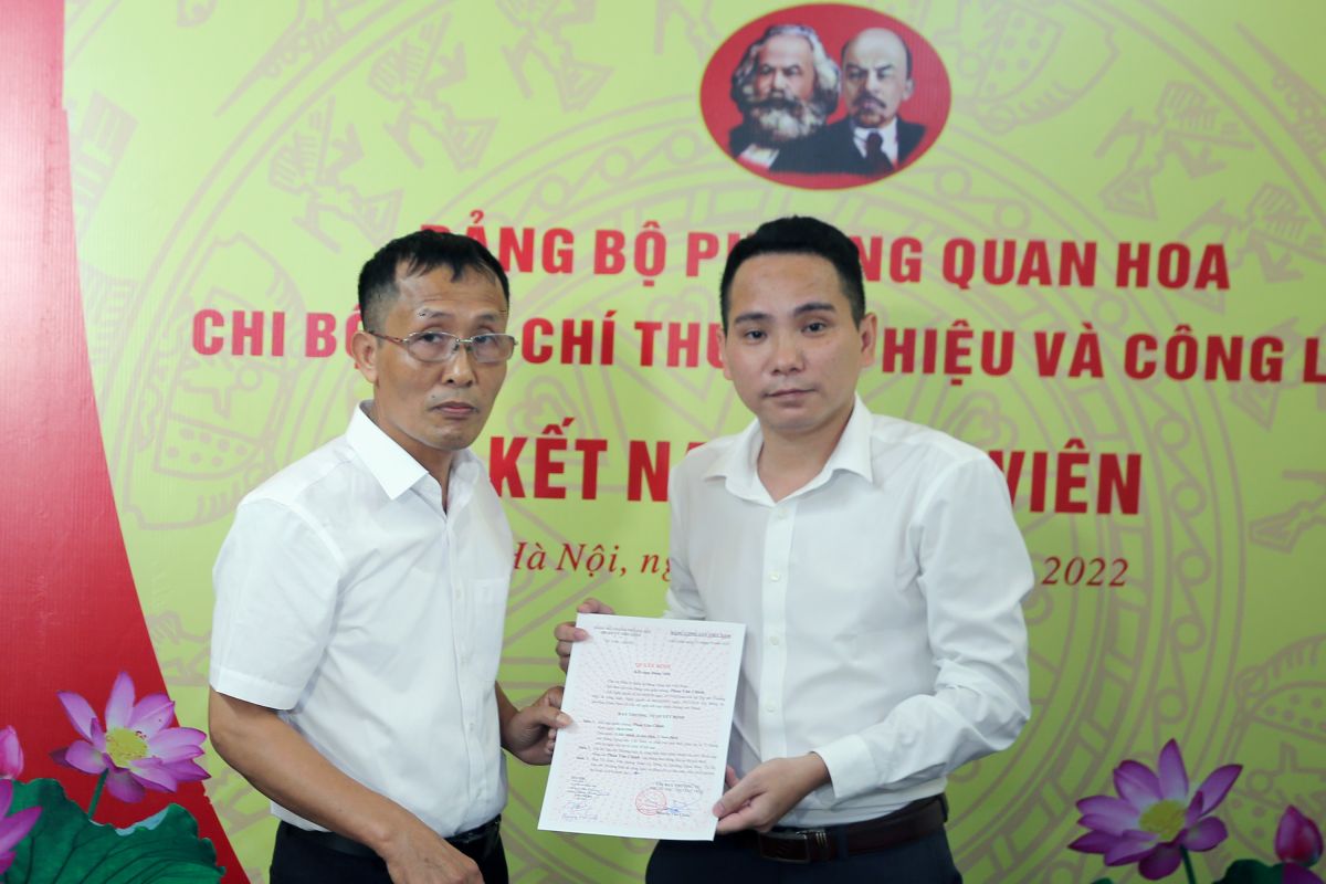 Được sự đồng ý của Đảng ủy phường Quan Hoa (quận Cầu Giấy, Hà Nội), Chi bộ Tạp chí Thương hiệu & Công luận đã long trọng tổ chức lễ Kết nạp Đảng viên cho quần chúng Phan Văn Chinh vào Đảng Cộng sản Việt Nam theo Quyết định số 1354/QĐ-ĐU của Quận ủy Cầu Giấy ngày 31/8/2022.