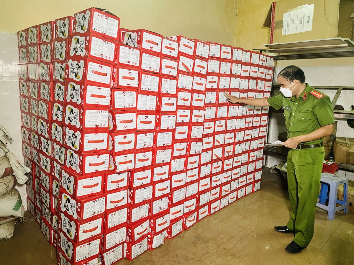 Lực lượng chức năng thu giữ lô hàng gần 1000 thùng bánh dẻo các loại.