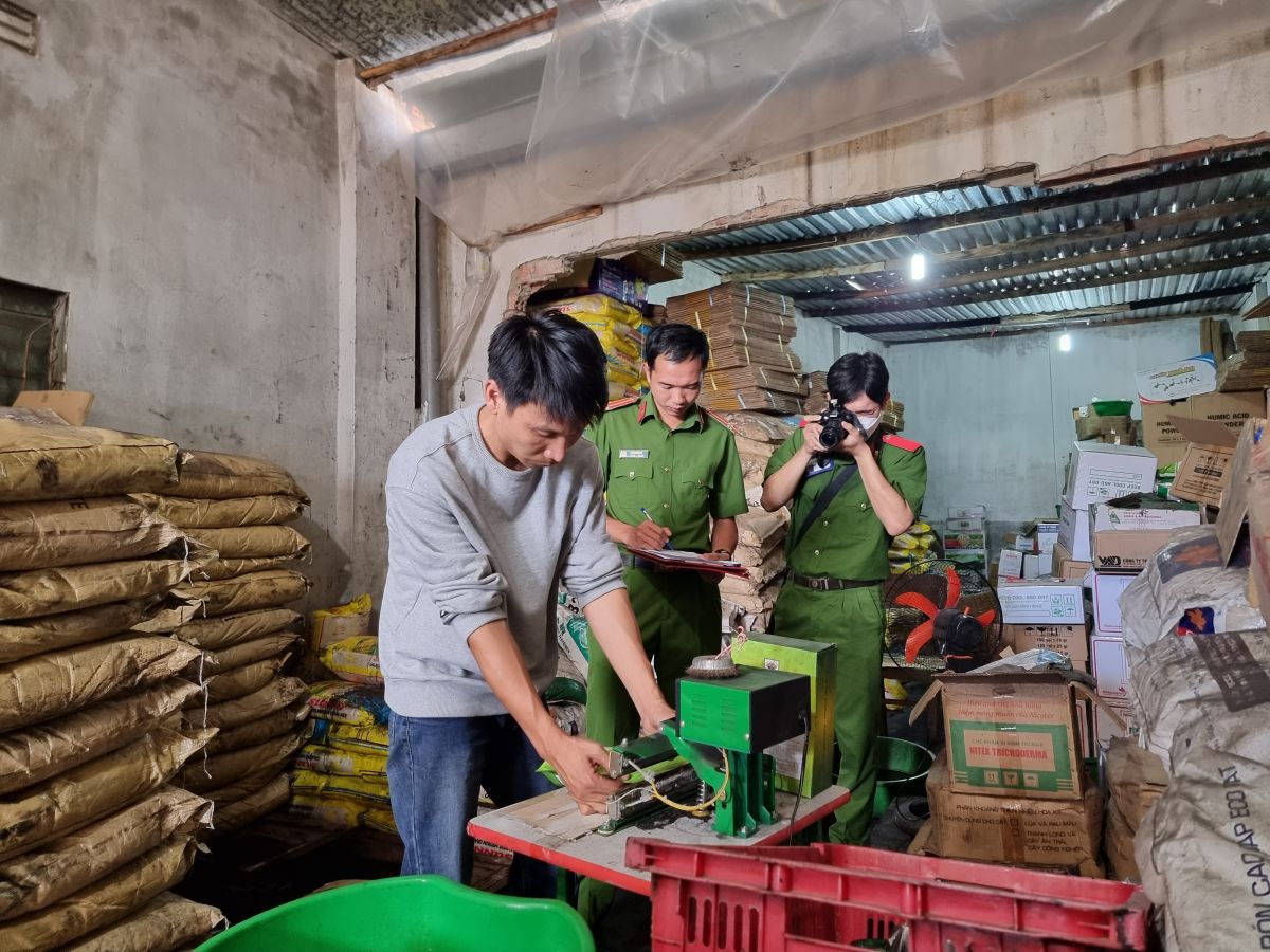 Lực lượng chức năng bắt quả tang ông Lê Văn Quang (Giám đốc công ty TNHH Voi Con Đà Lạt) đang sang chiết, đóng gói phân bón trái phép.