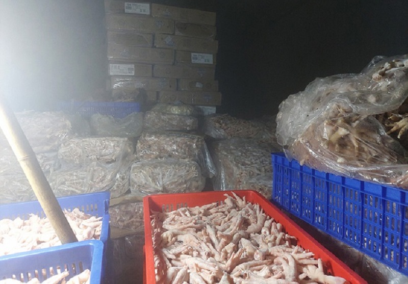 Hơn 3 tấn chân gà không rõ nguồn gốc chuẩn bị đi tiêu thụ tại Hà Nội.