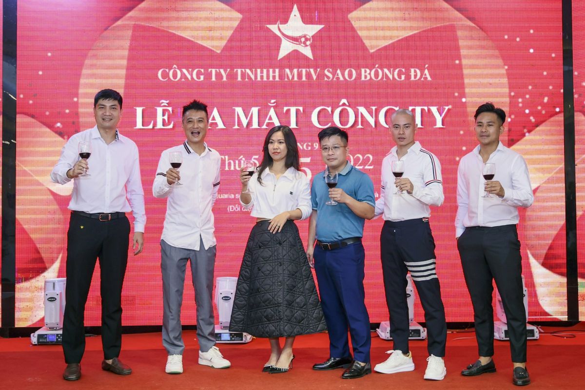 Những thành viên đồng hành lập Công ty nâng ly chúc mừng lễ ra mắt Công ty TNHH MTV Sao Bóng Đá.