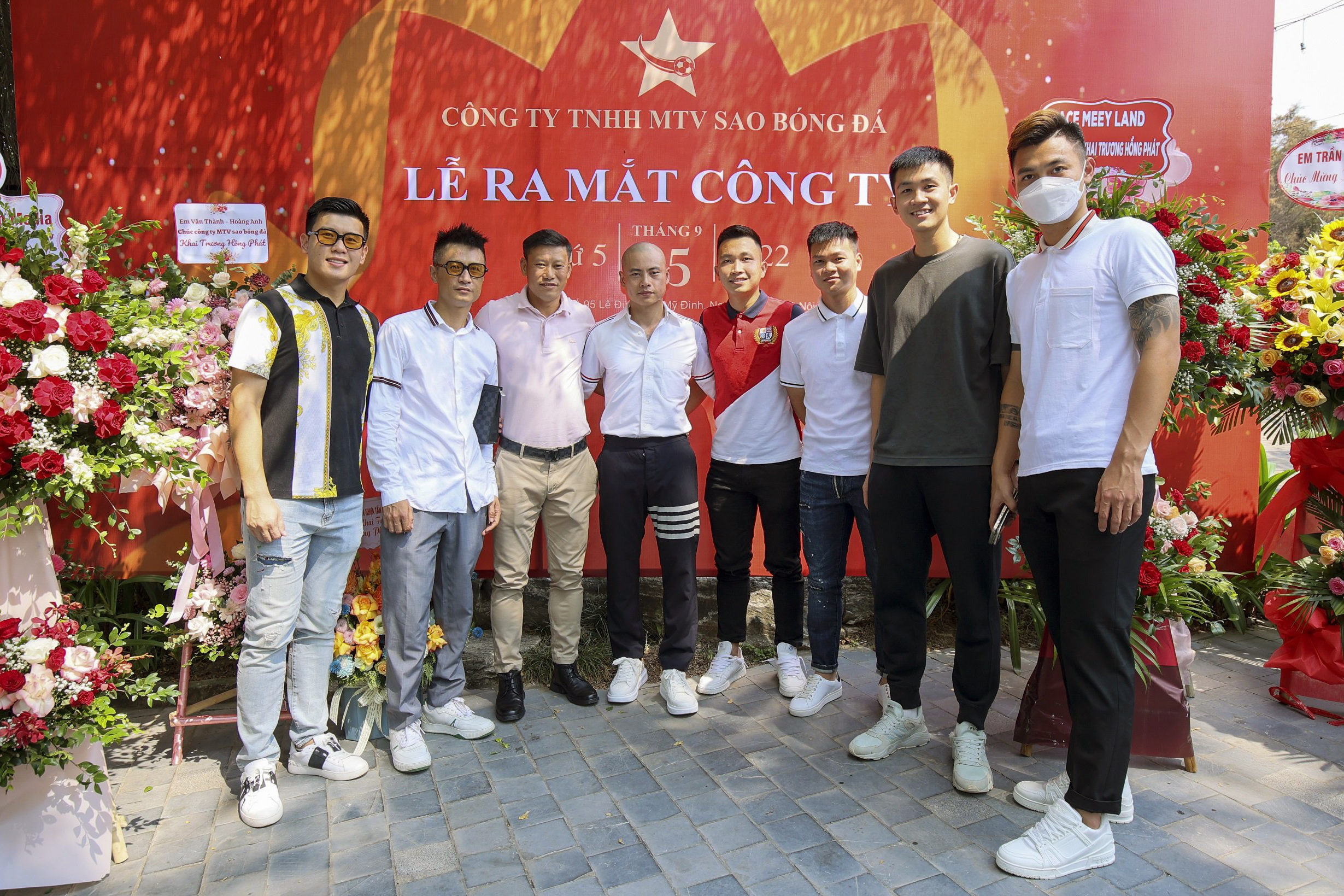 Cựu tuyển thủ Thạch Bảo Khanh và các cầu thủ bóng đá đến chúc mừng Lễ ra mắt công ty.