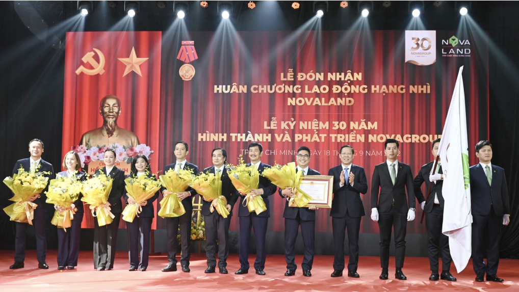 Phó Bí thư Thường trực Thành ủy, Chủ tịch UBND TPHCM Phan Văn Mãi đại diện trao tặng Huân chương Lao động hạng Nhì cho Novaland.