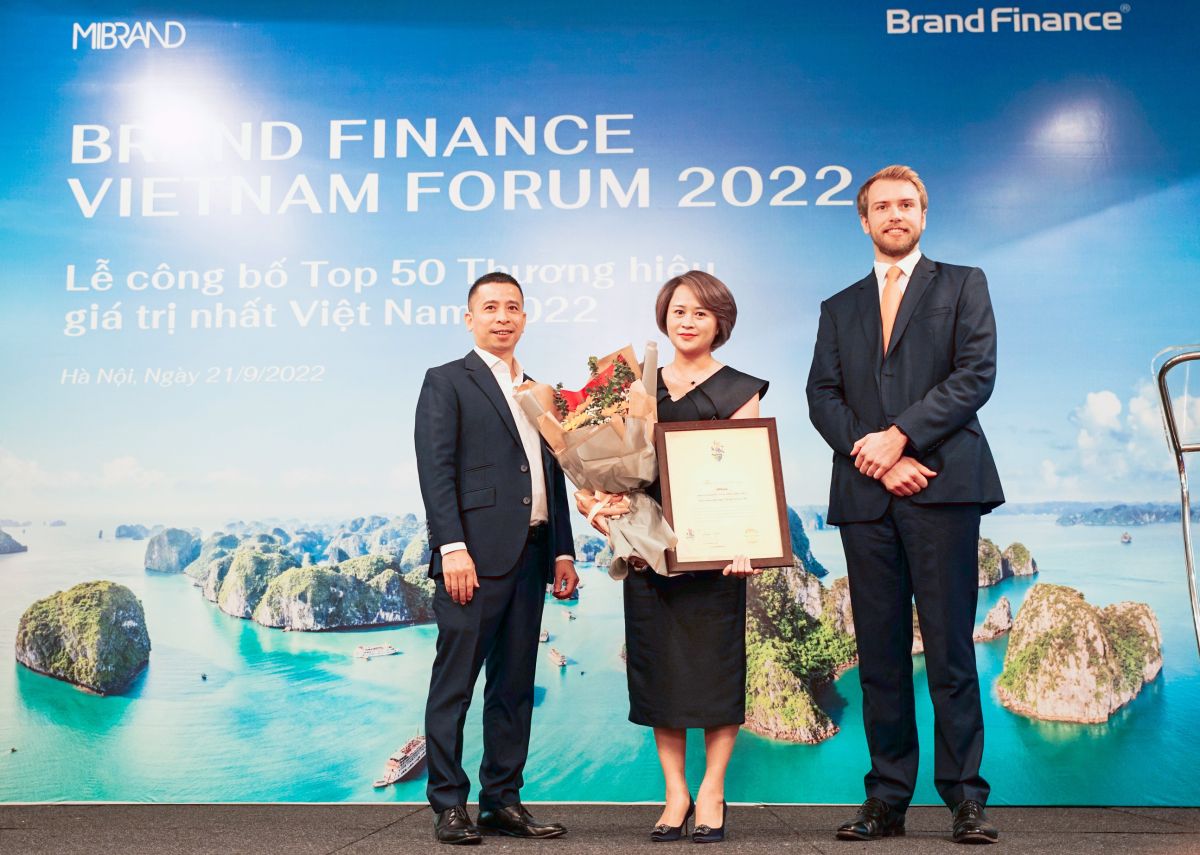 Đại diện VPBank nhận giải từ Brand Finance.