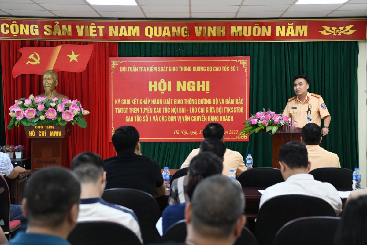 Thượng tá Nguyễn Mạnh Thắng, Đội trưởng Đội 1, Cục CSGT (Bộ Công an) phát biểu tại hội nghị.