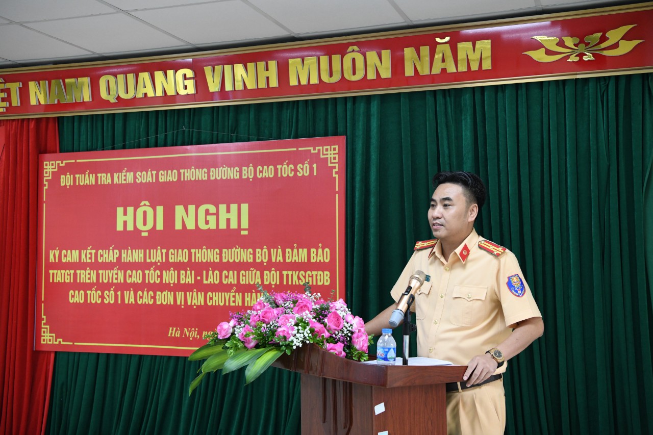 Thượng tá Nguyễn Mạnh Thắng, Đội trưởng Đội trưởng Đội 1 thông tin về tình hình TTATGT tại hội nghị.