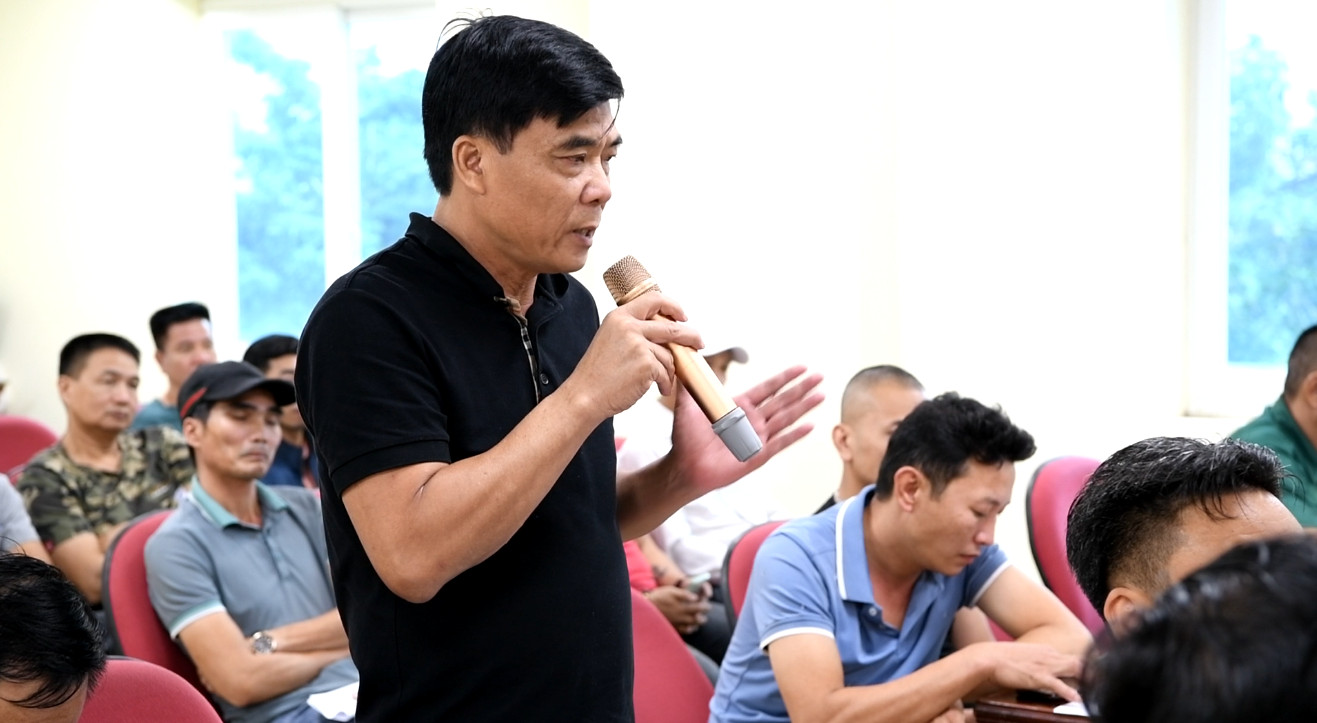 Anh Đỗ Văn Bằng, chủ doanh nghiệp vận tải Sao Việt đối thoại tại hội nghị.