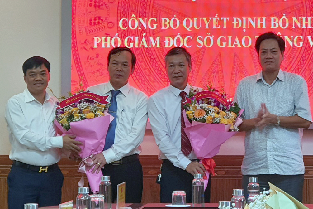 Ông Nguyễn Văn Hiếu (ngoài cùng bên trái), Giám đốc Sở GTVT tỉnh Bắc Ninh, tặng hoa 2 tân Phó Giám đốc.