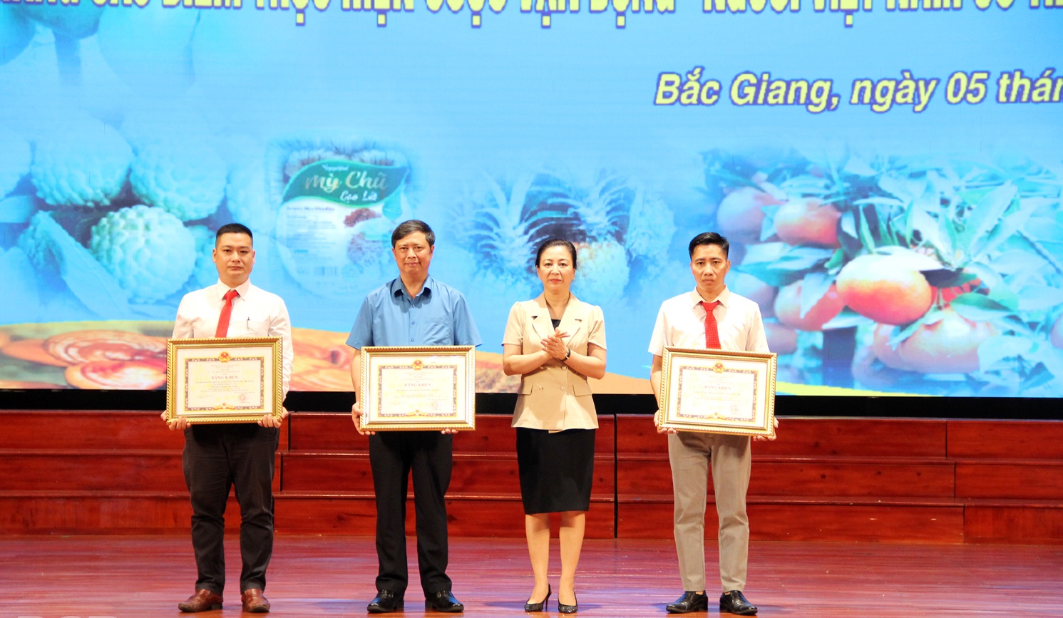 Các cá nhân có nhiều thành tích xuất sắc trong thực hiện Cuộc vận động “Người Việt Nam ưu tiên dùng hàng Việt Nam” được tặng Bằng khen của Chủ tịch UBND tỉnh.