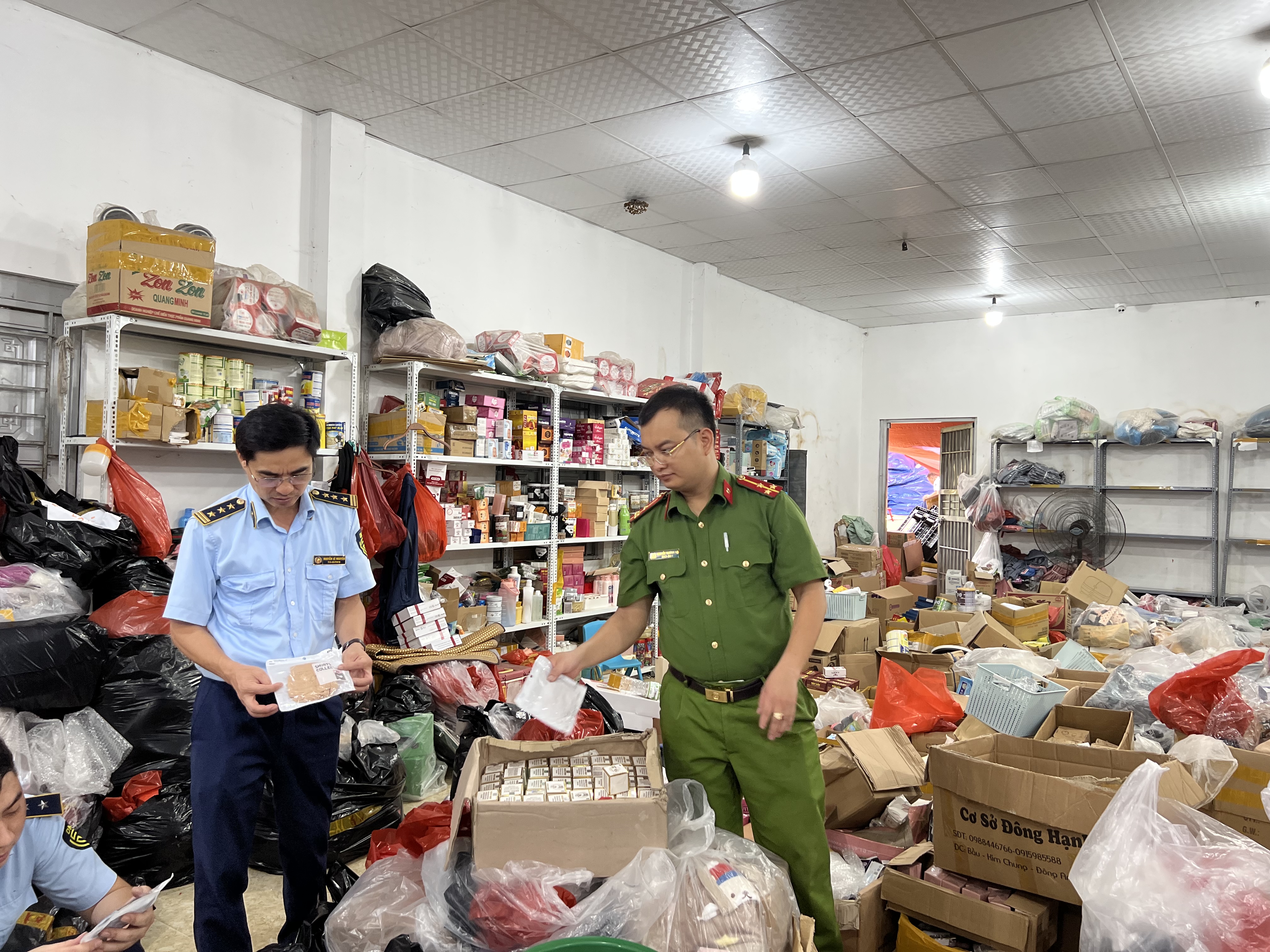 Lực lượng chức năng kiểm tra kho hàng thời trang, gia dụng, mỹ phẩm, thực phẩm chức năng lớn nhất tỉnh Tuyên Quang.